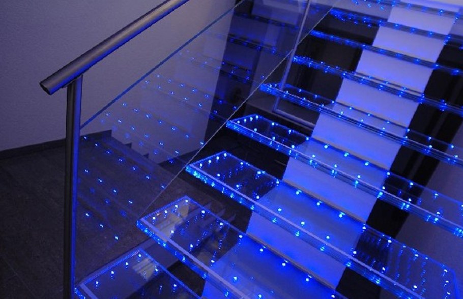 Стеклянная лестница с подсветкой