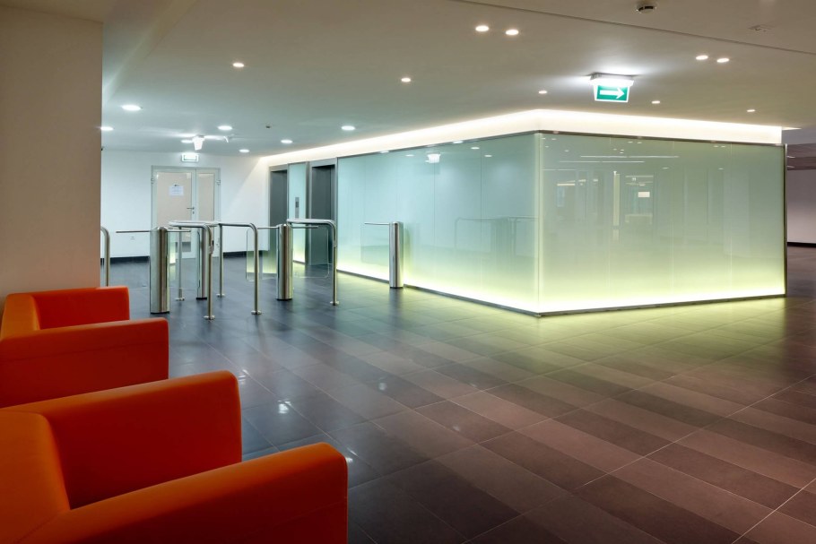 Облицовка стен стеклом