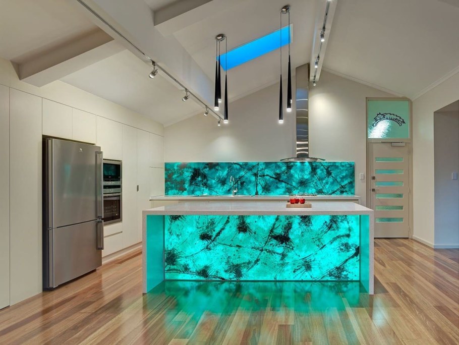 Стеклянные стеновые панели в интерьере