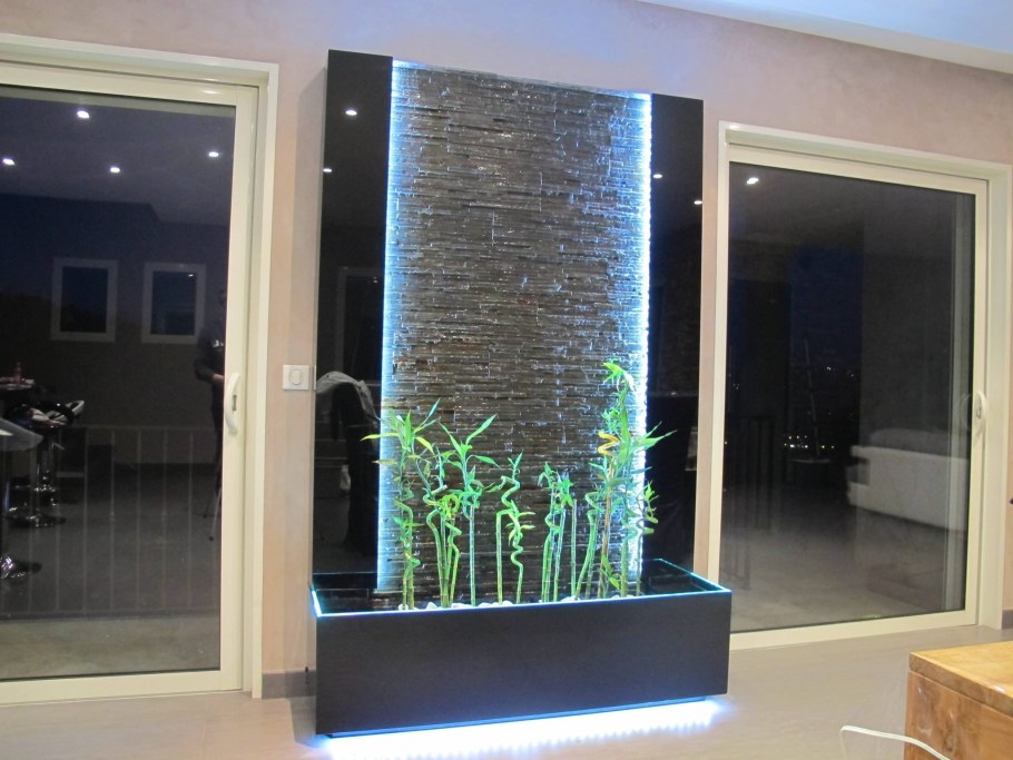 Настенный водопад по стеклу