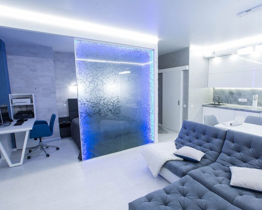 Перегородка в комнате с подсветкой