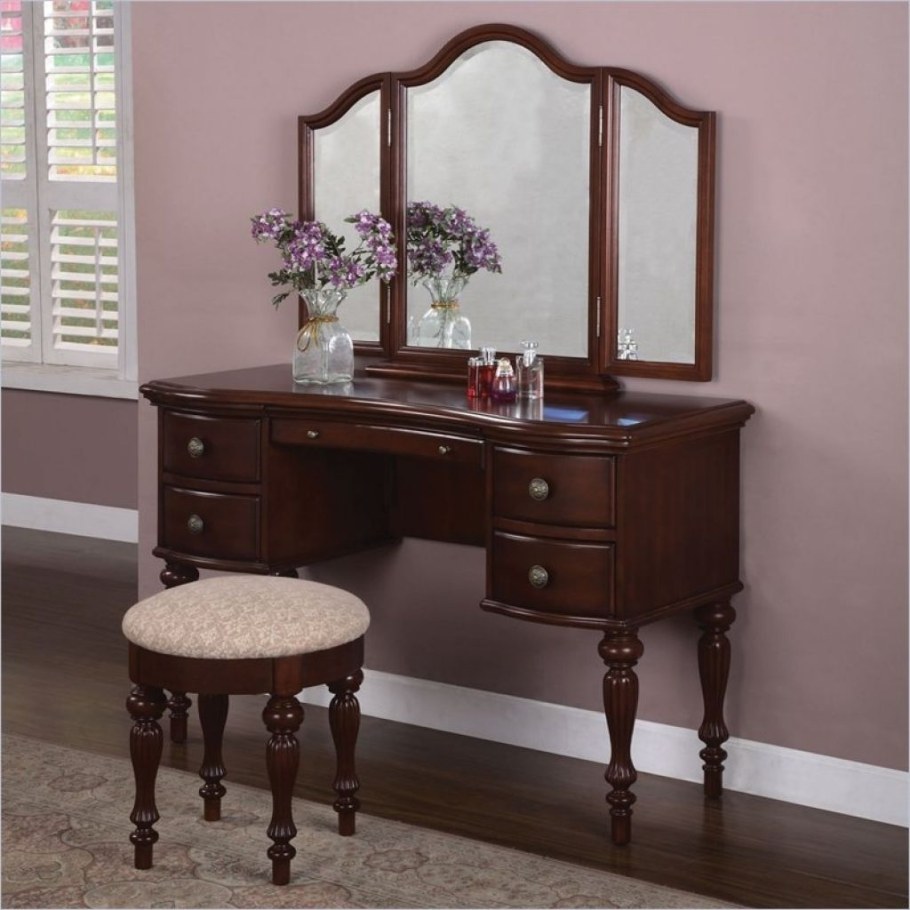 Туалетный столик с зеркалом трельяж