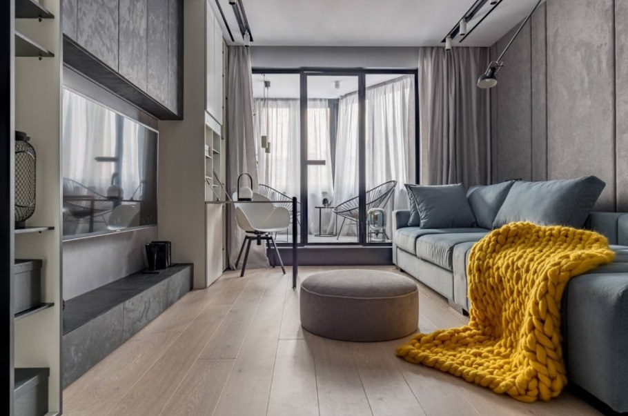 Интерьер в серых тонах с яркими акцентами