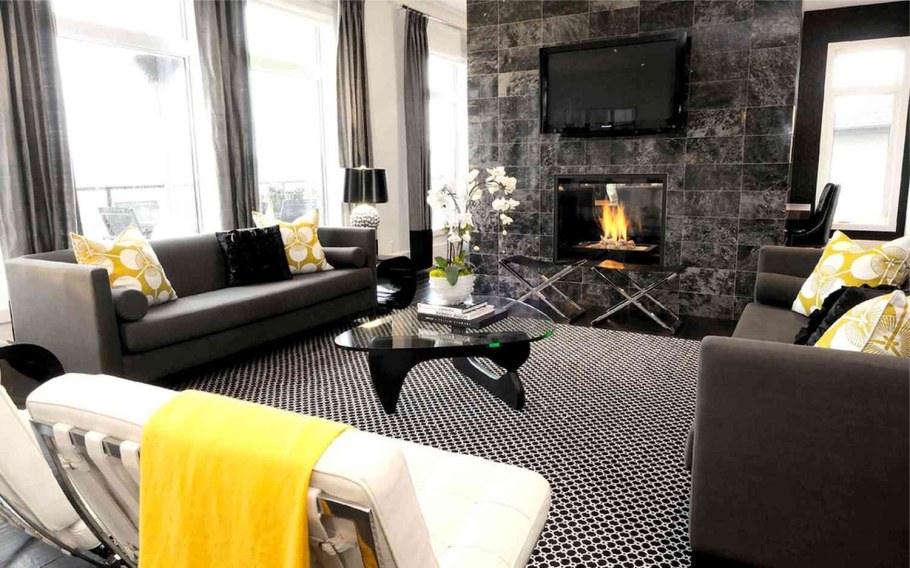 Черно белая гостиная с яркими акцентами