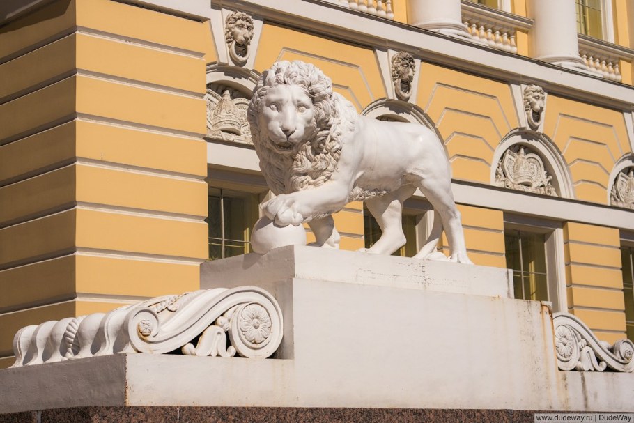 Львы у русского музея Михайловского дворца