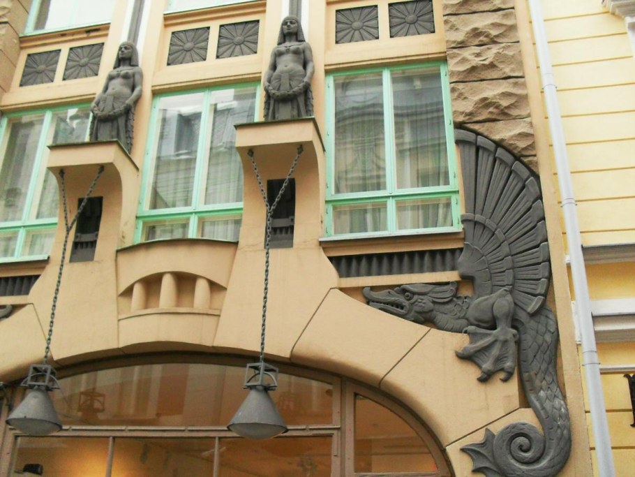 Дракон на фасаде