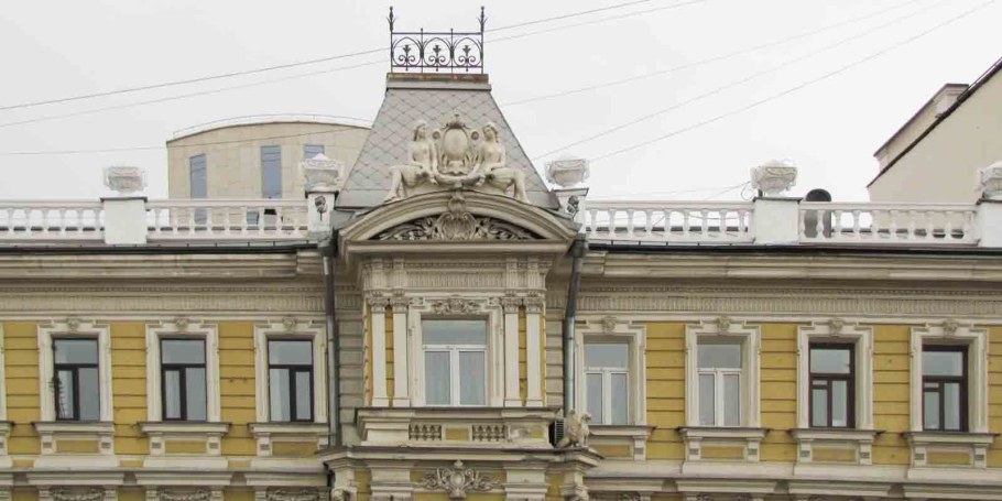 Доходный дом купца Камзолкина кариатиды