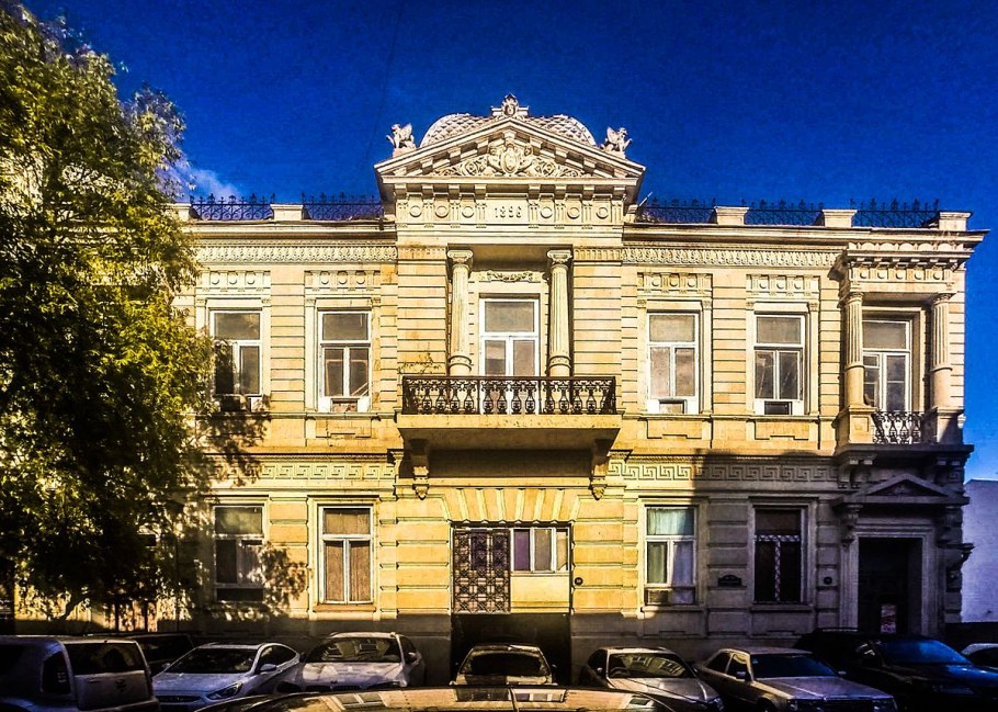 Баку фото здание дом с грифонами
