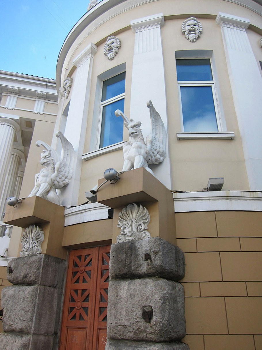Здание генерального консульства Японии Владивосток Грифоны