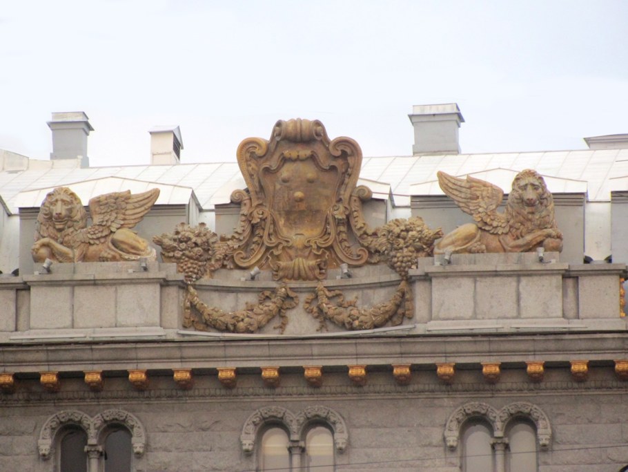 Крылатые львы на Манежной площади