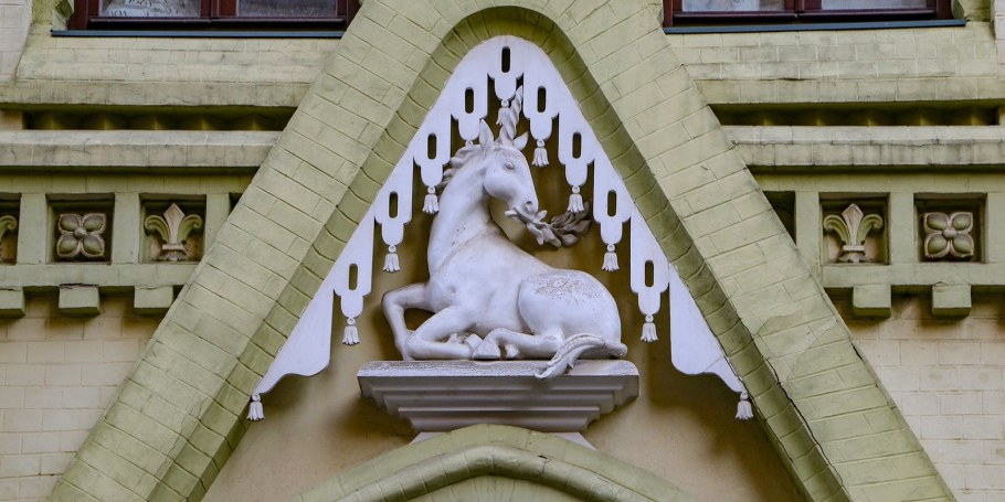 Грифоны в архитектуре Москвы