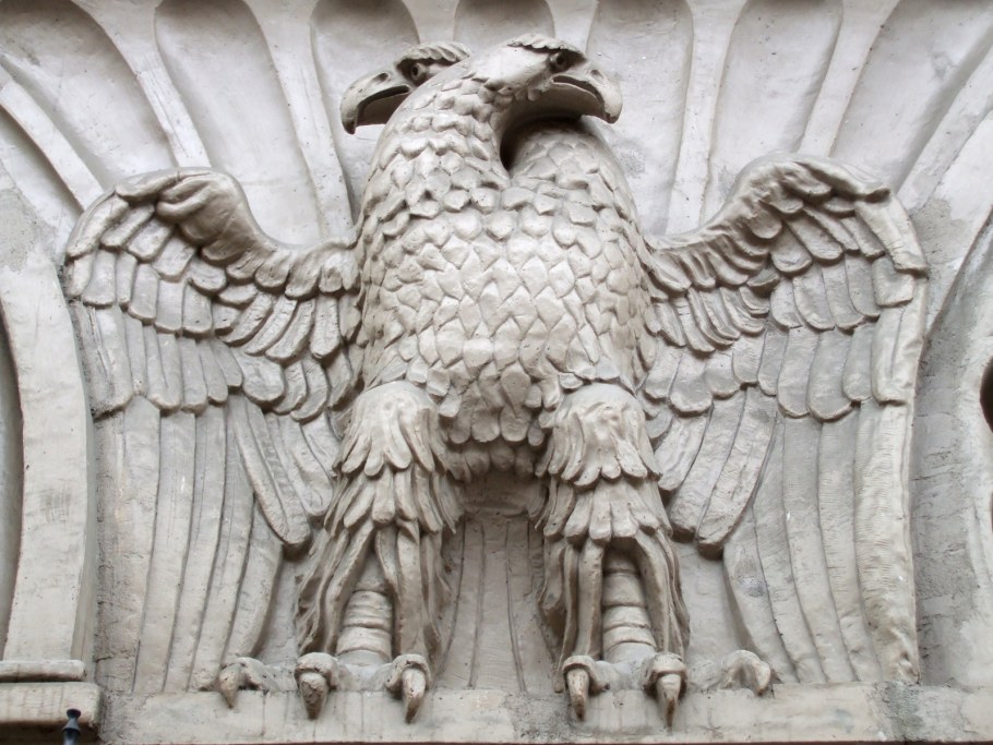Грифон скульптура горельеф