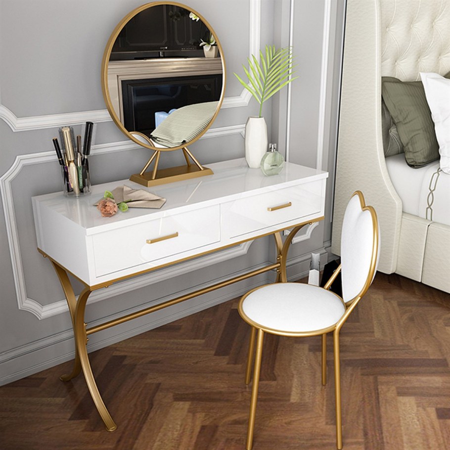 Маленький туалетный столик