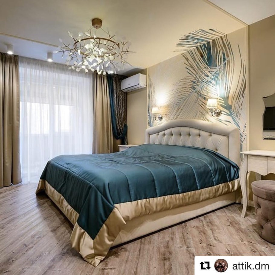 Многоуровневый потолок в спальне с люстрой