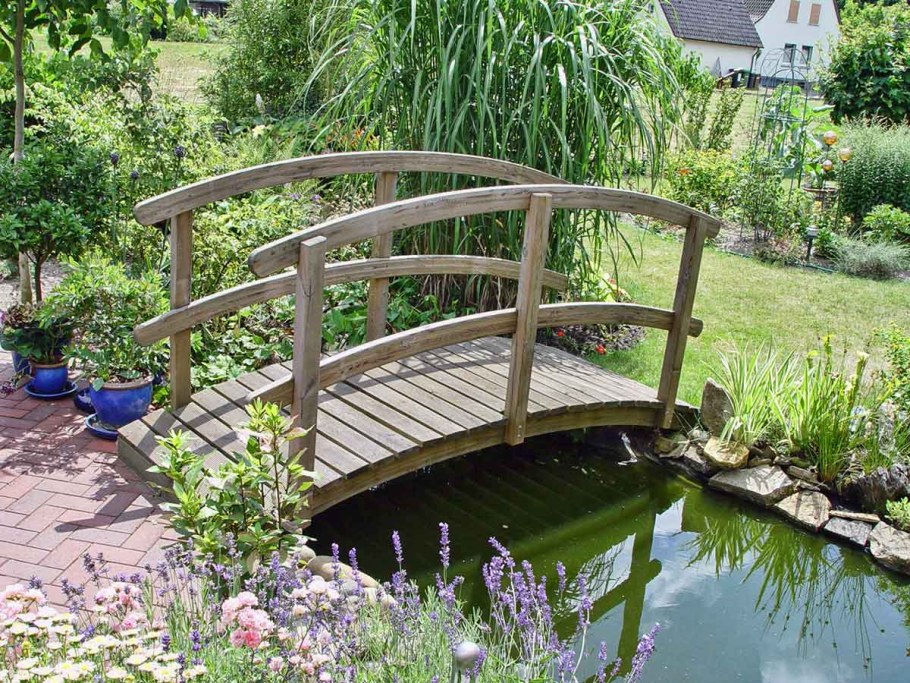 Мостик на дачном участке