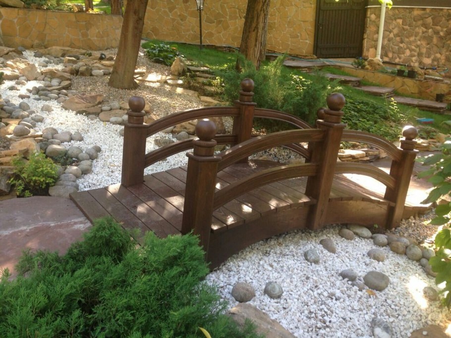 Каменный мостик через ручей