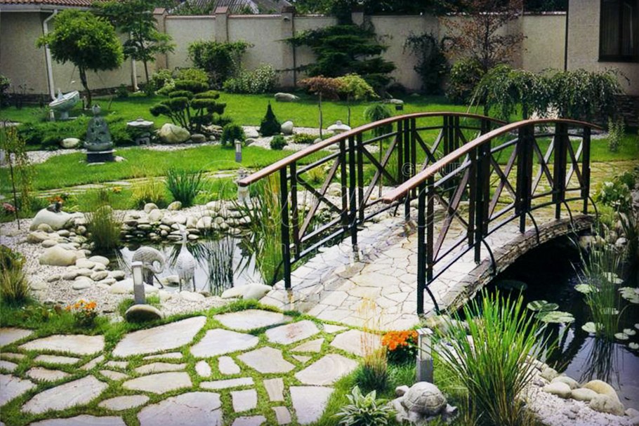 Мостик к декоративному водоему