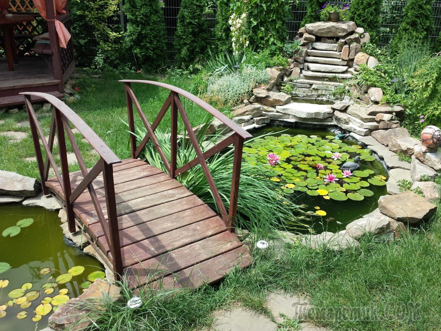 Пруд с мостиком на даче