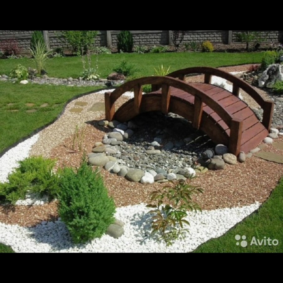 Сухой ручей с мостиком