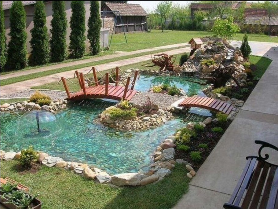 Пруд на участке с мостиком