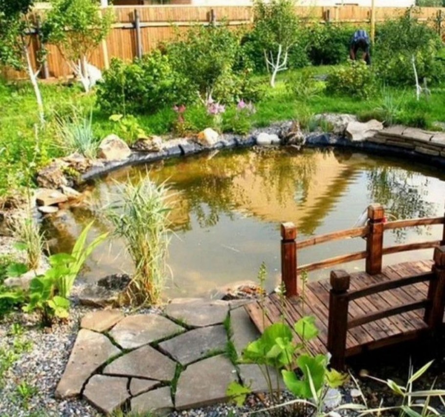 Водоем с мостиком