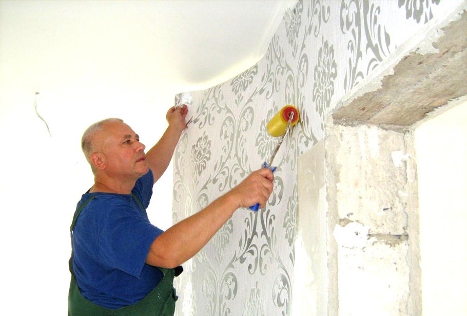 Оклеивание стен обоями