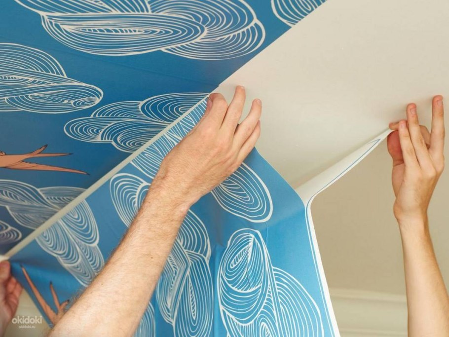 Потолок обклеить обоями