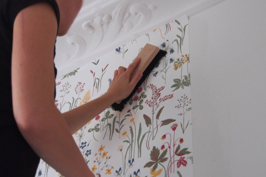 Клеить обои