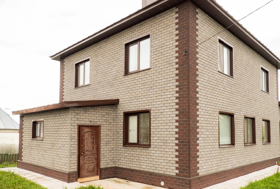 Хауберг светлый кирпич на фасаде