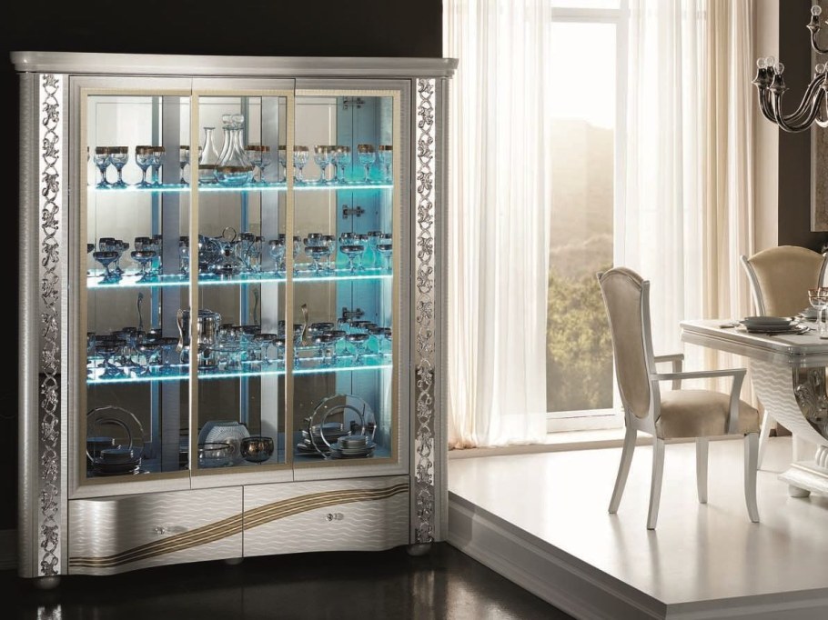 Витрина зеркальная с подсветкой