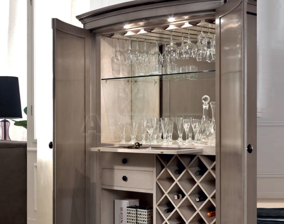 Шкаф для бокалов в гостиной