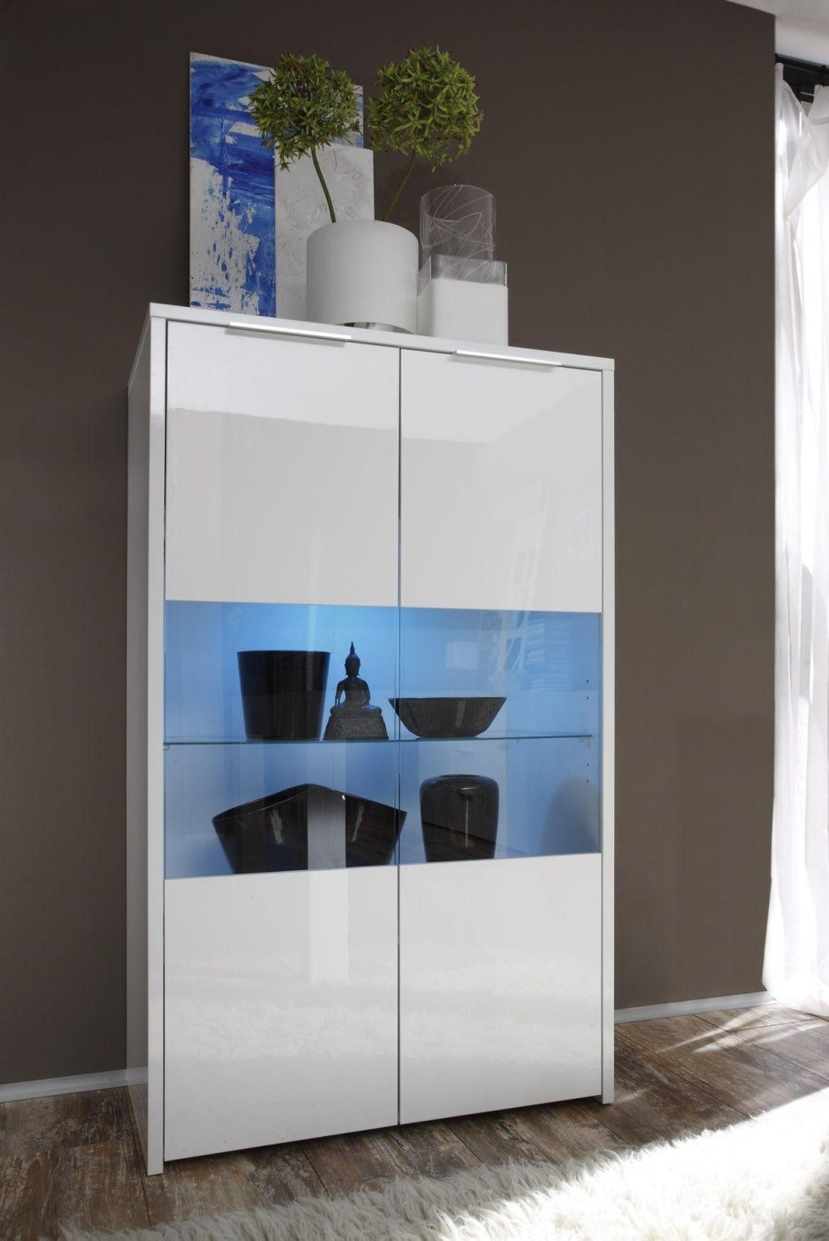 Сервант в гостиную в современном стиле