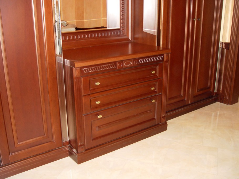 Прихожая из красного дерева