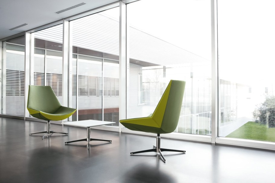 Кресло в интерьере офиса