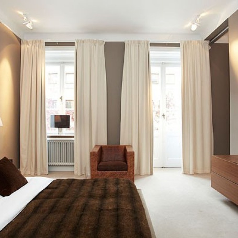 Темные шторы в Светлом интерьере