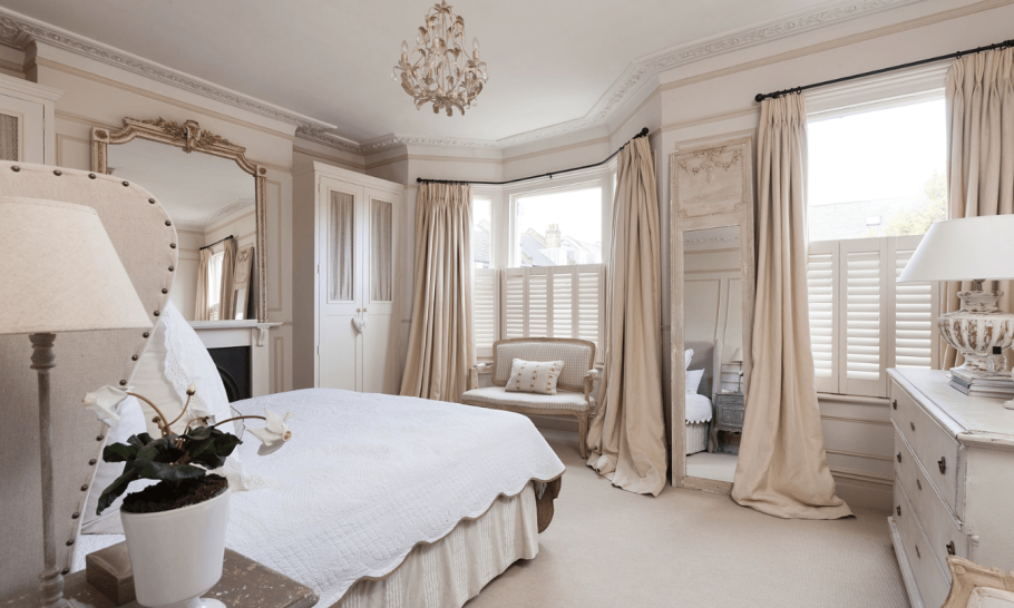 Спальня с тремя окнами