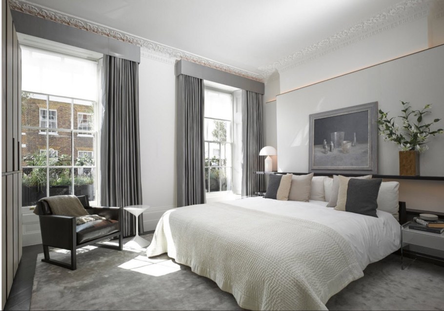 Спальня с двумя окнами