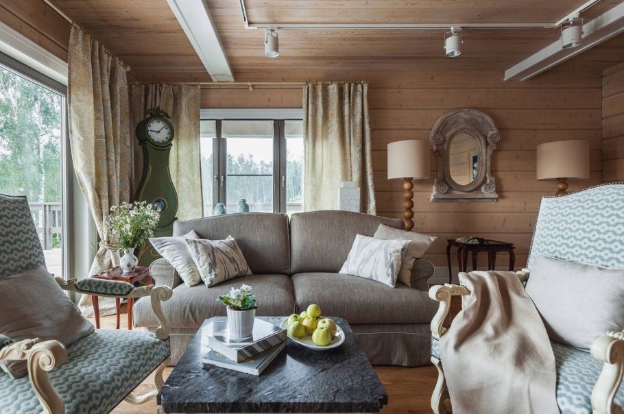 Уютная гостиная в деревянном доме