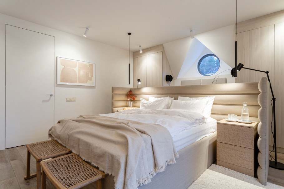 Просторная слабоосвещенная спальня