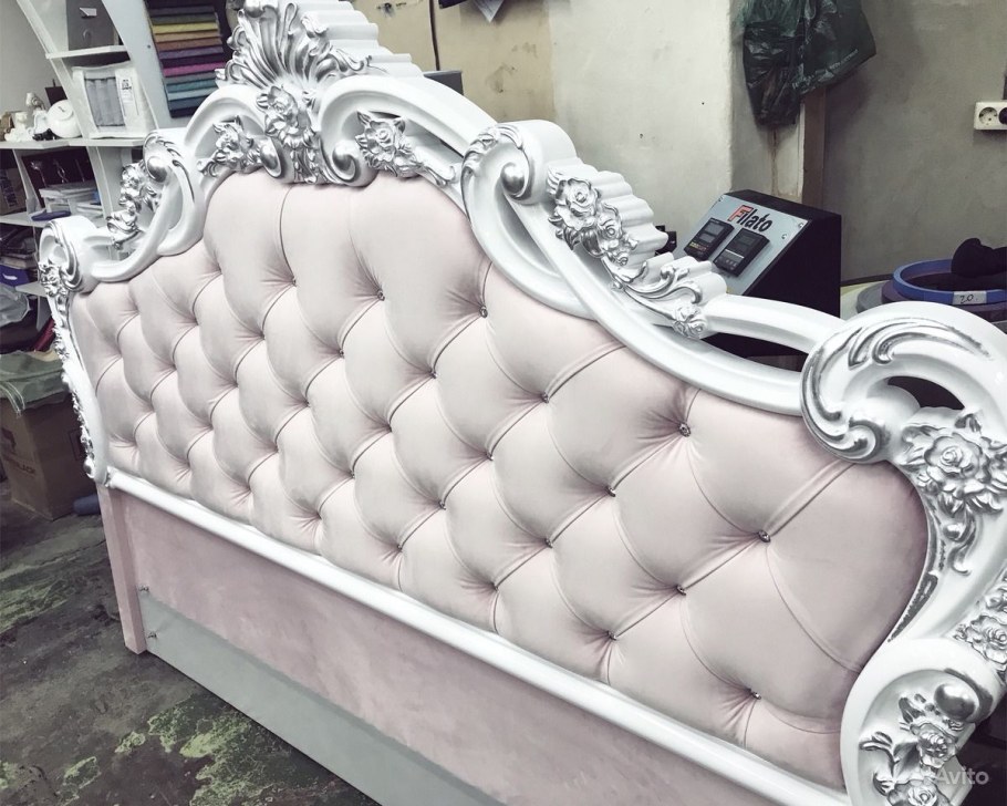 Кровать с каретной стяжкой и резным изголовьем