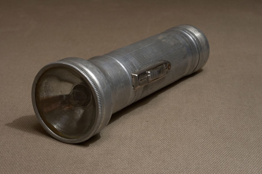 Китайский карманный фонарик 90х