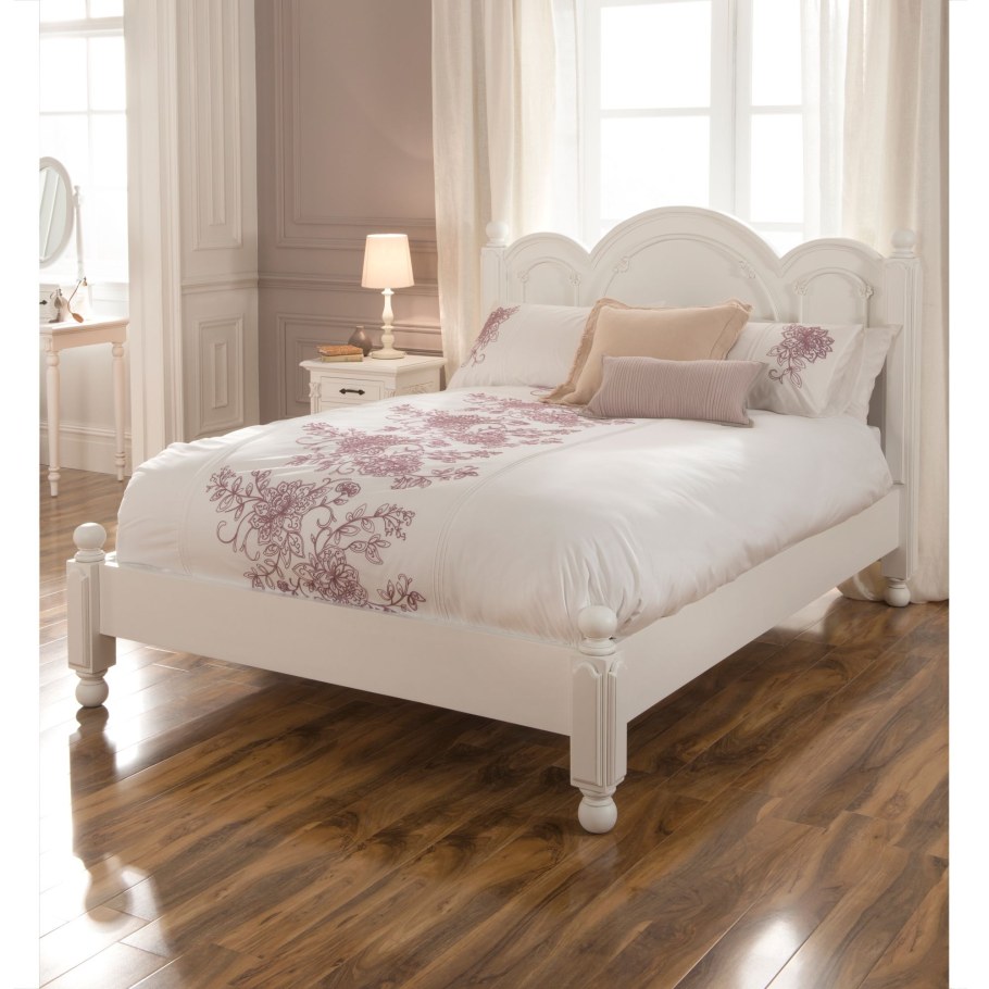 Викторианская кровать с вышивкой