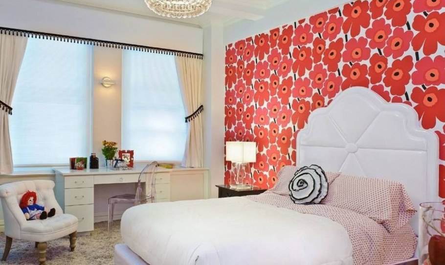 Интерьер с белой мебелью и яркими обоями