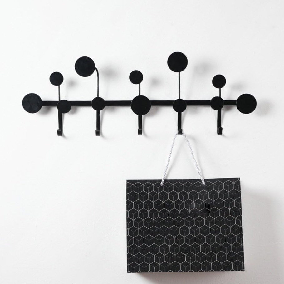 Необычная настенная вешалка