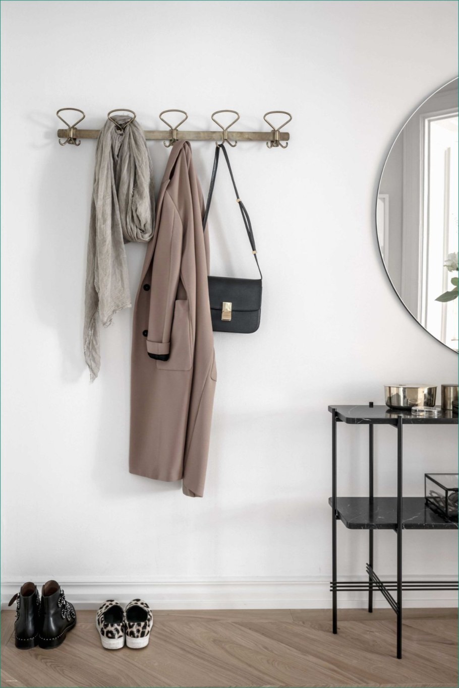 Вешалка для одежды в скандинавском стиле