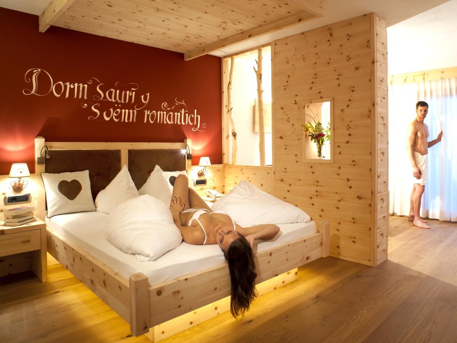 Интимная обстановка в комнате