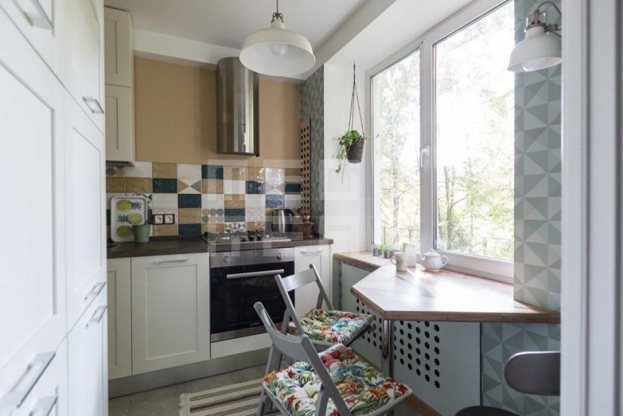 Кухни в хрущевках с подоконником