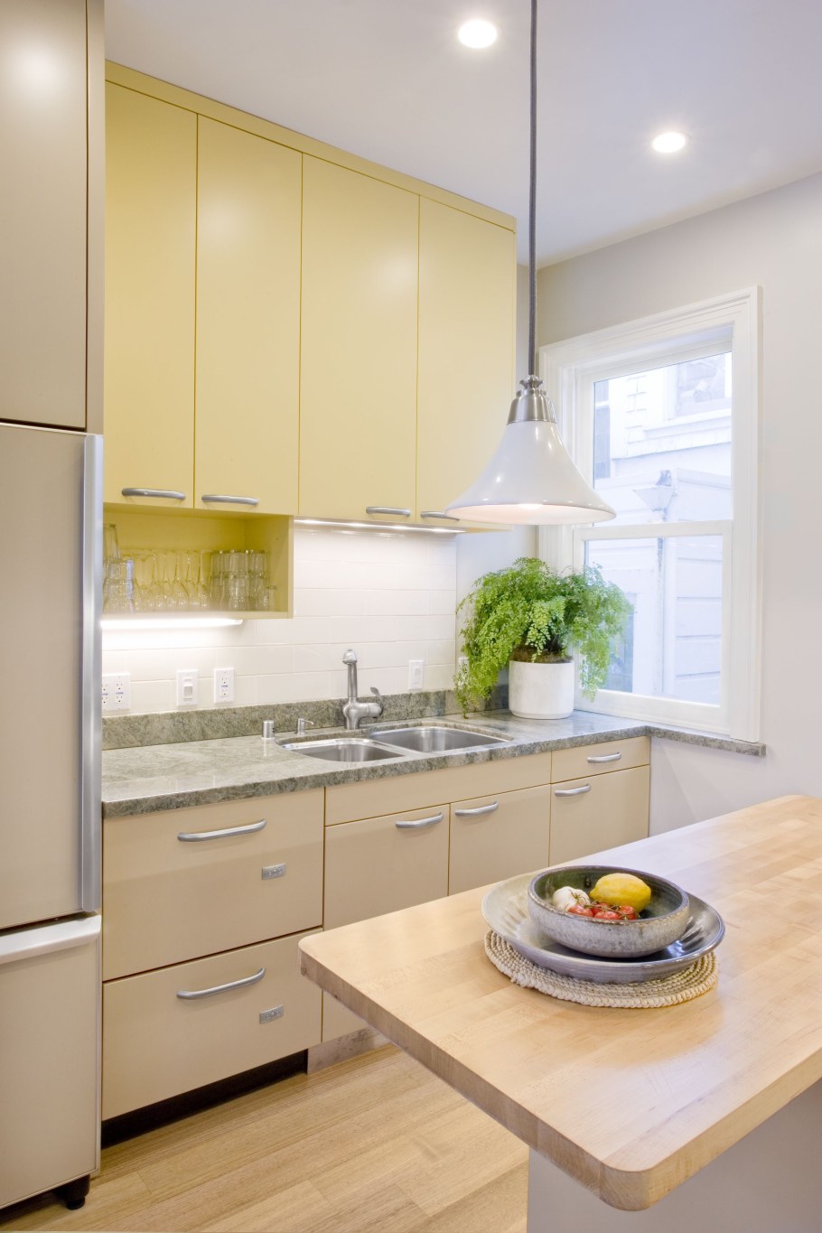 Маленькие светлые кухни