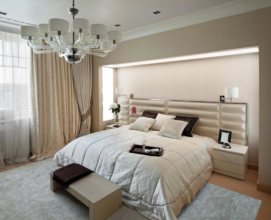 Спальня с бежевой кроватью