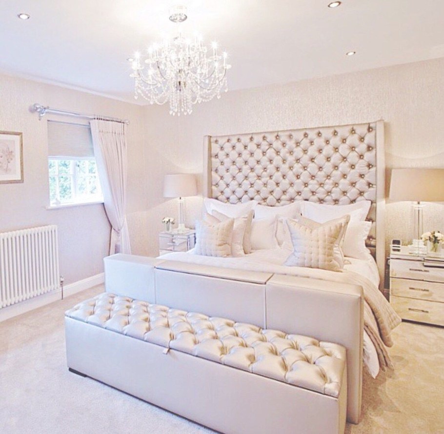 Спальня в бело золотых тонах